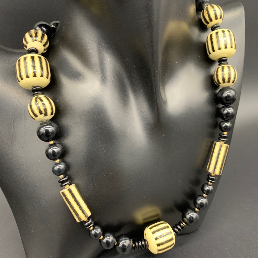 Vintage black and white beads necklace